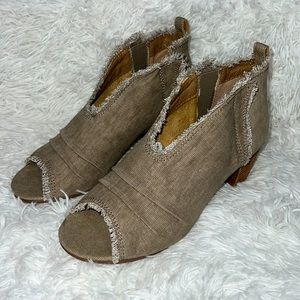 Very G Women’s Sandals Heels size 9 1/2